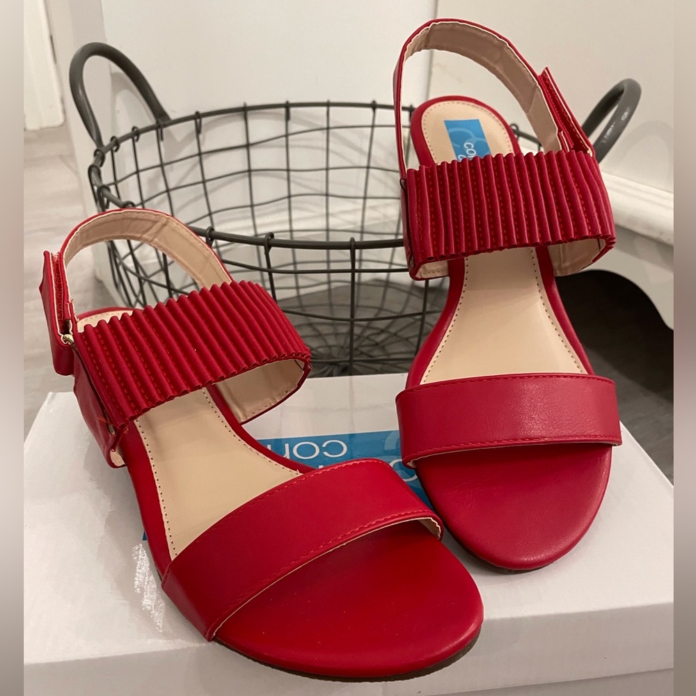 Red comfort corner strap sandal with slight wedge 9W new with box